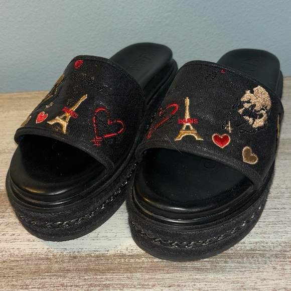 Karl Lagerfield slides - Picture 1 of 5